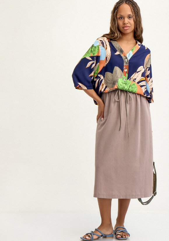 Блуза из штапеля с тропическим принтом шир.  580, рис. 7