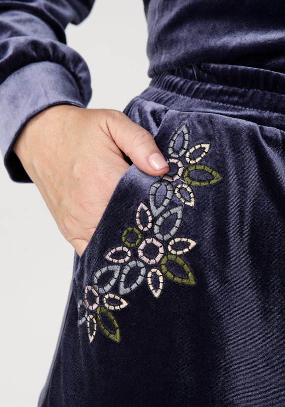 Костюм с вышивкой шир.  580, рис. 22