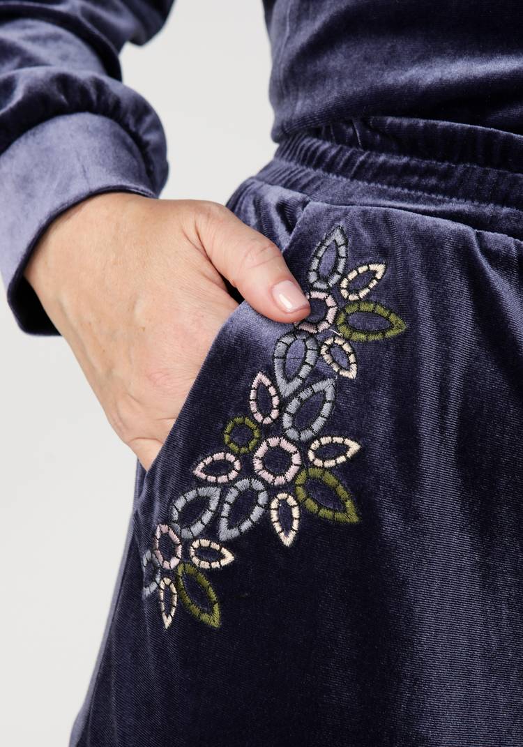 Костюм с вышивкой шир.  750, рис. 22