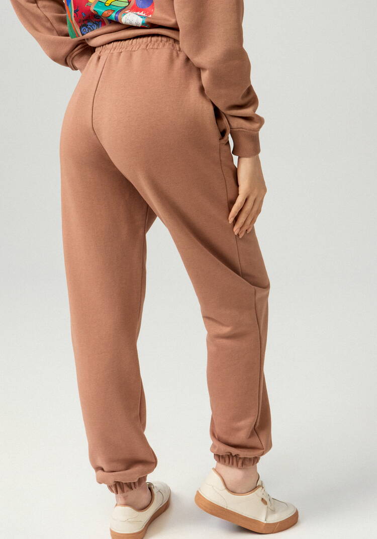 Брюки джоггеры с карманами на резинке шир.  750, рис. 21