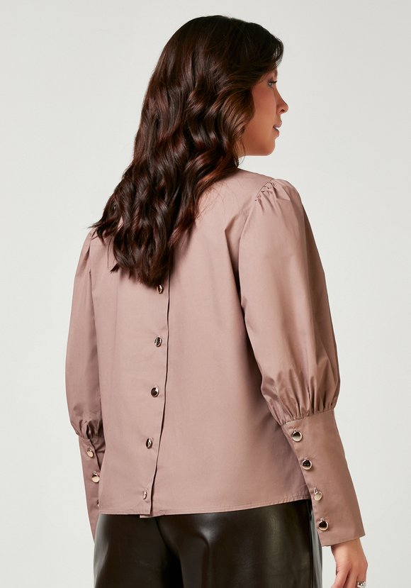 Блуза прямого кроя на пуговицах сзади шир.  580, рис. 7