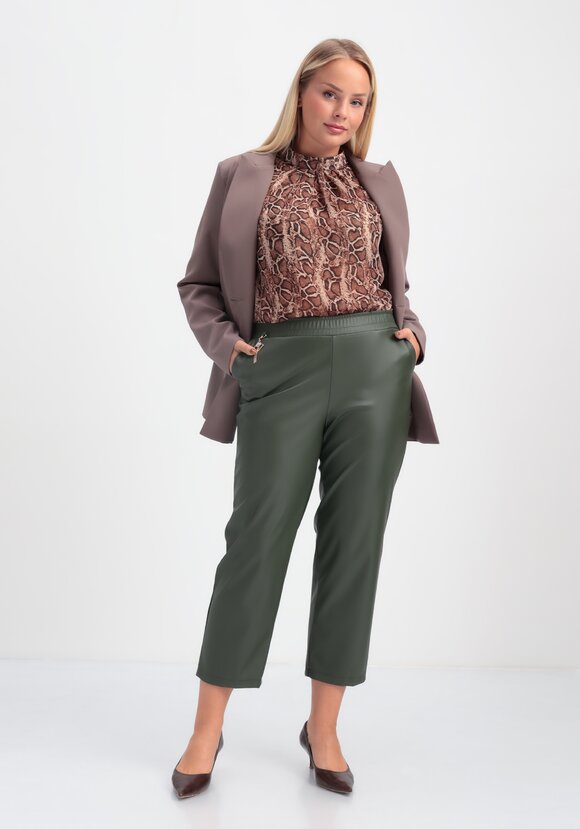 Брюки из экокожи длиной 7/8 шир.  580, рис. 26