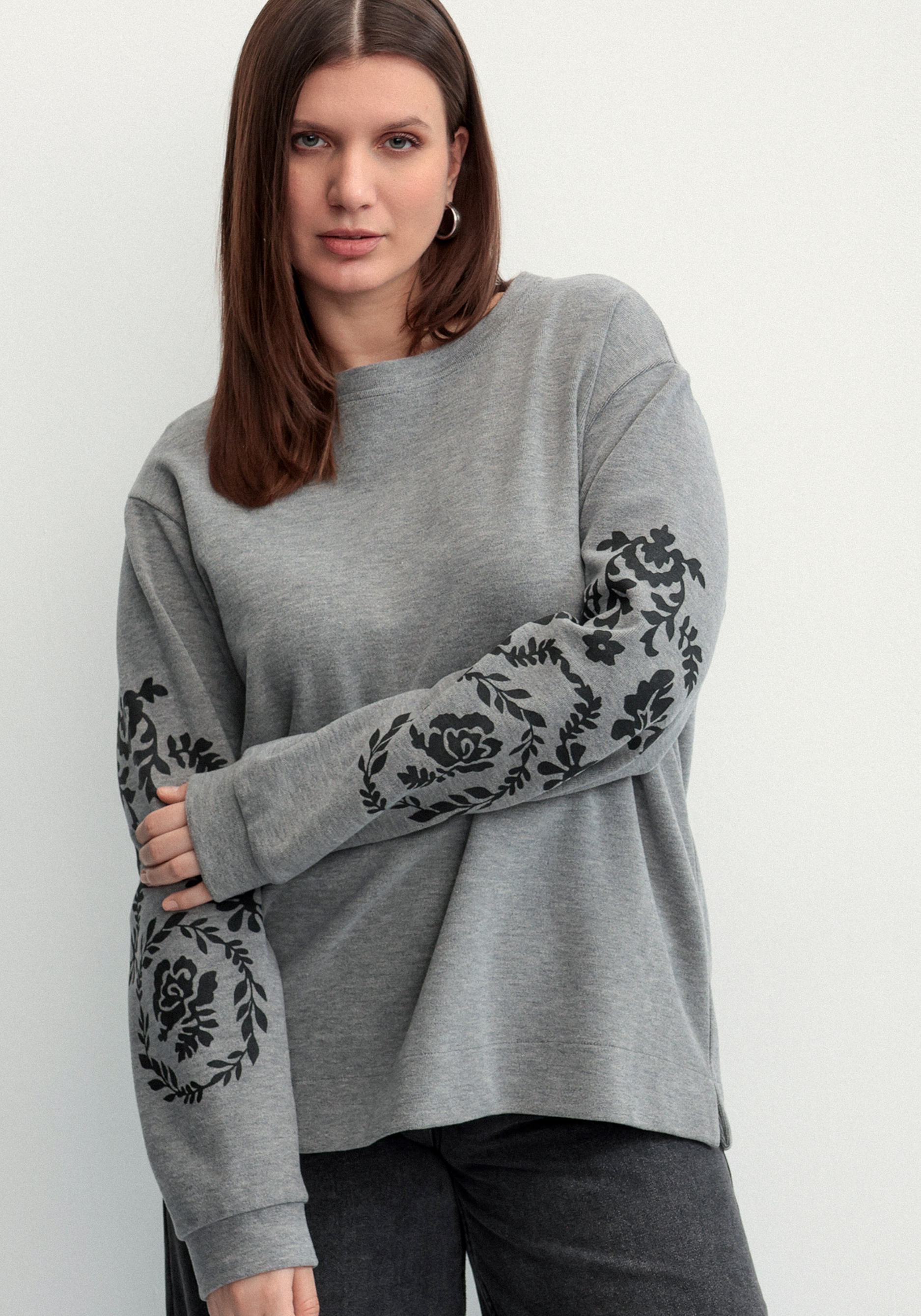 Свитшот с принтом на рукавах