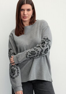 Свитшот с принтом на рукавах