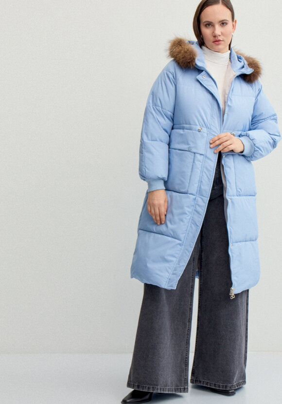 Пальто с меховой опушкой по капюшону шир.  580, рис. 1