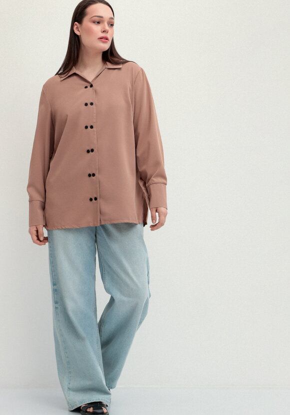 Рубашка с контрастными пуговицами шир.  580, рис. 25