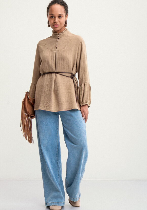 Блуза свободного кроя с рюшей по вороту шир.  580, рис. 10