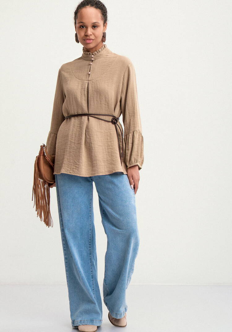 Блуза свободного кроя с рюшей по вороту шир.  750, рис. 10