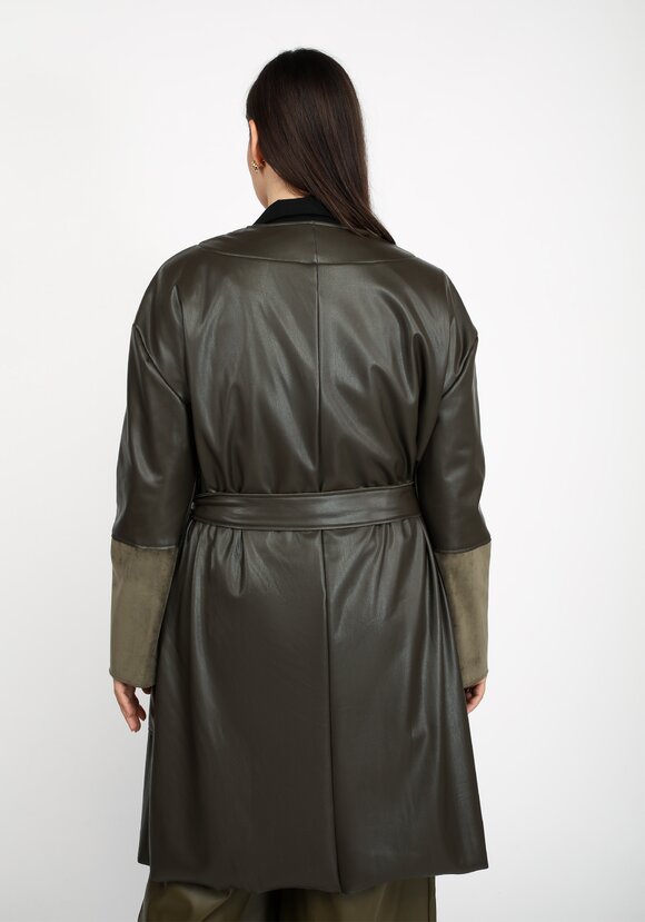 Плащ из экокожи на поясе шир.  580, рис. 3