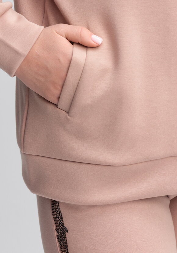 Костюм со стразами (бомбер и брюки) шир.  580, рис. 15