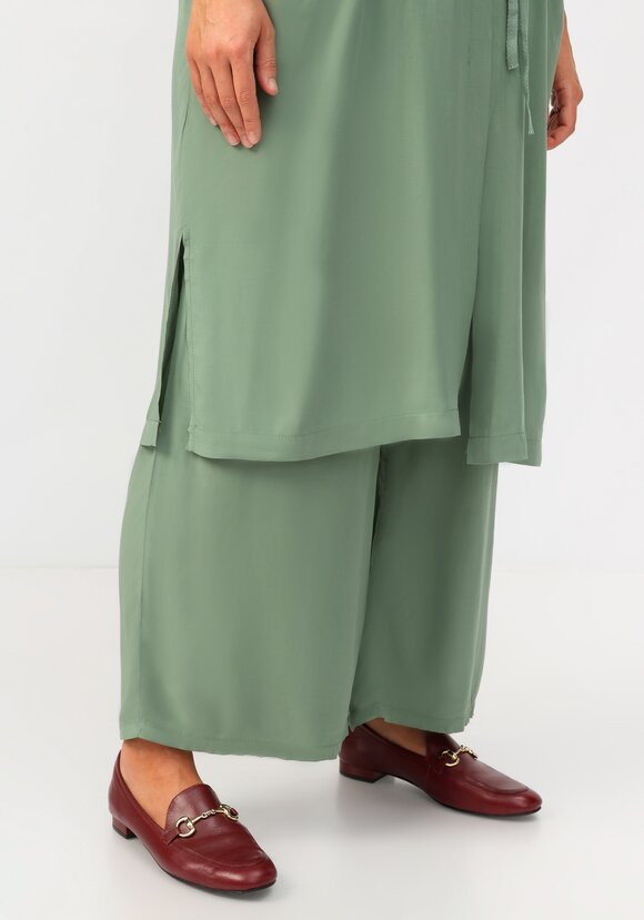 Жилет с капюшоном и карманами шир.  580, рис. 32