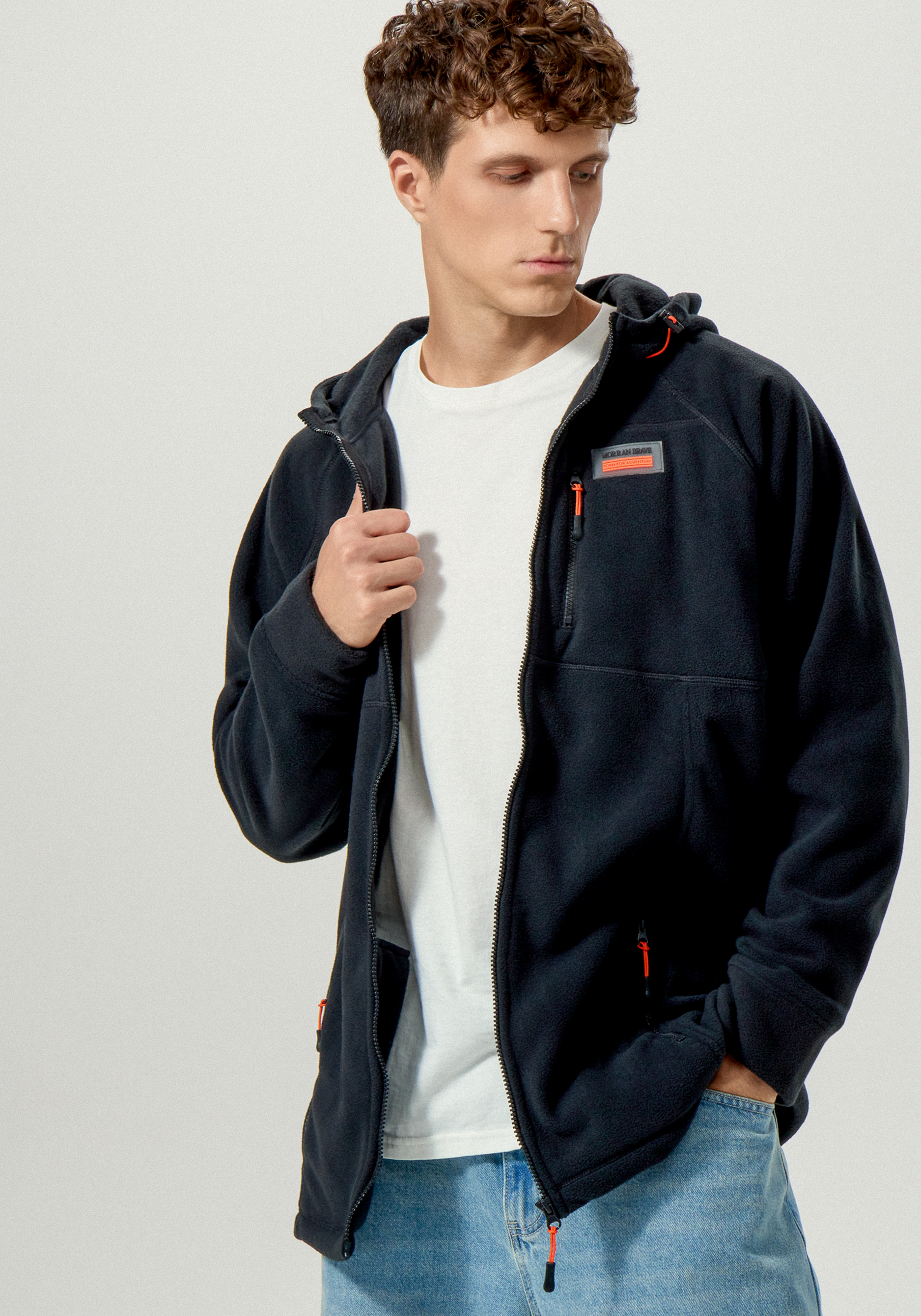 Толстовка с капюшоном и карманами на молнии 1699₽