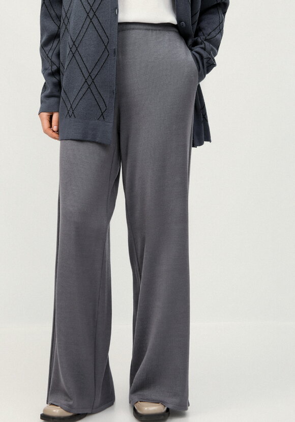 Брюки прямые свободной посадки на резинке шир.  580, рис. 17