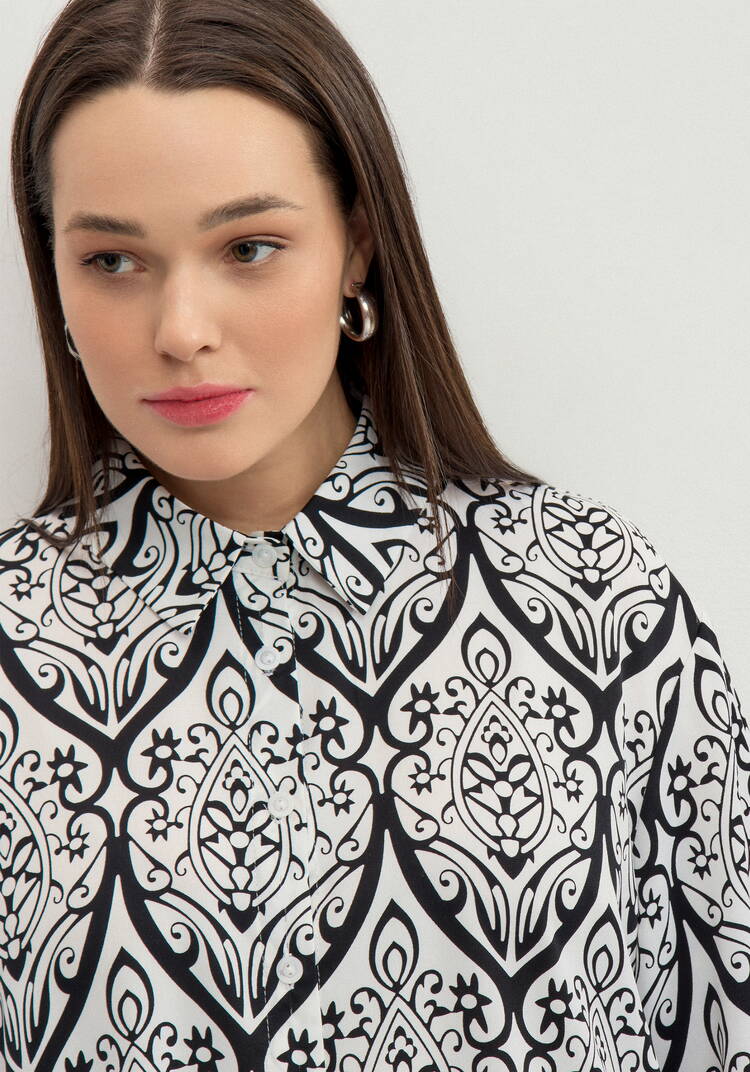 Рубашка на пуговицах с графическим принтом шир.  750, рис. 5