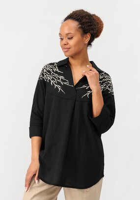 Блуза с принтом по плечам