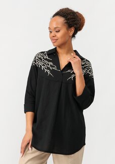 Блуза с принтом по плечам