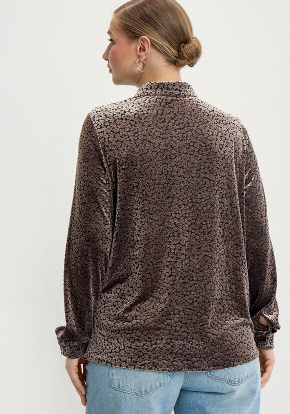 Блуза на пуговицах с фактурной тканью шир.  580, рис. 9