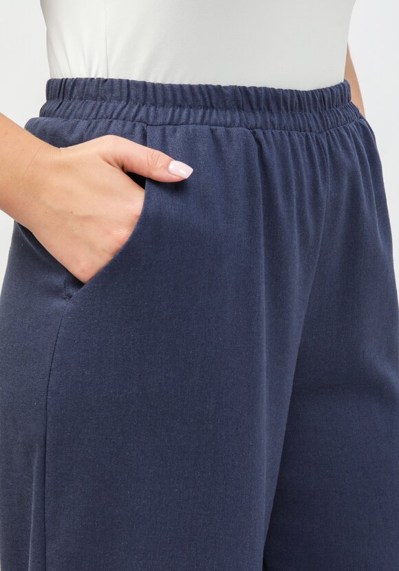 Брюки с декоративной складкой впереди шир.  580, рис. 28