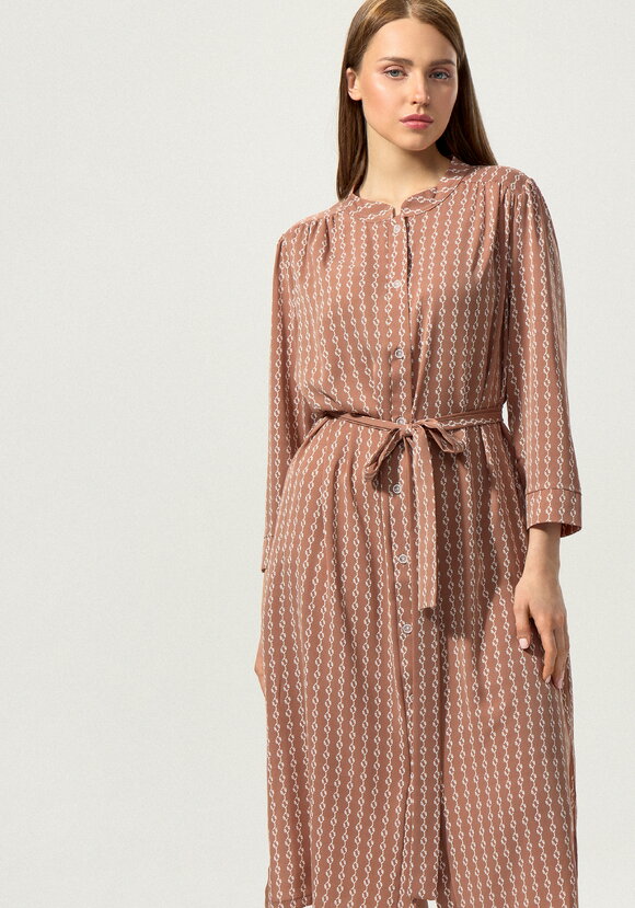 Платье-рубашка с воротником-стойкой шир.  580, рис. 2