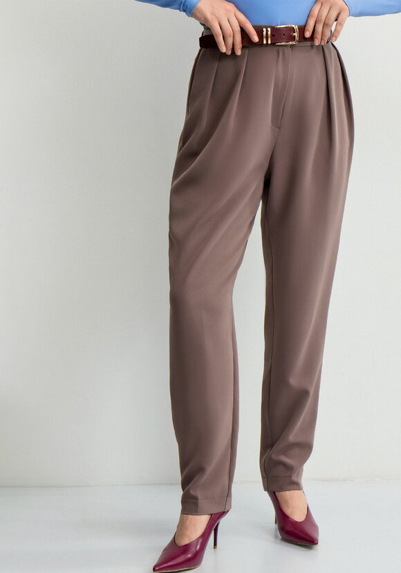 Брюки прямого кроя из костюмной ткани шир.  580, рис. 16