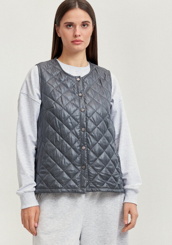 Жилет стёганый с застёжкой на кнопки шир.  580, рис. 34