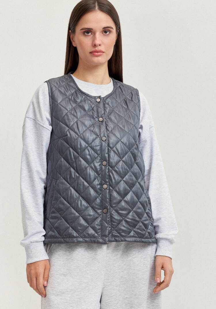 Жилет стёганый с застёжкой на кнопки шир.  750, рис. 34