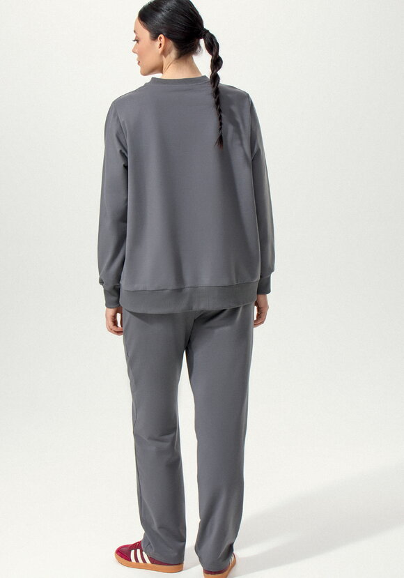 Костюм из брюк и свитшота с принтом на  груди шир.  580, рис. 4