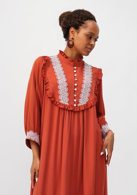 Платье с кружевом и ярусом по низу шир.  580, рис. 9