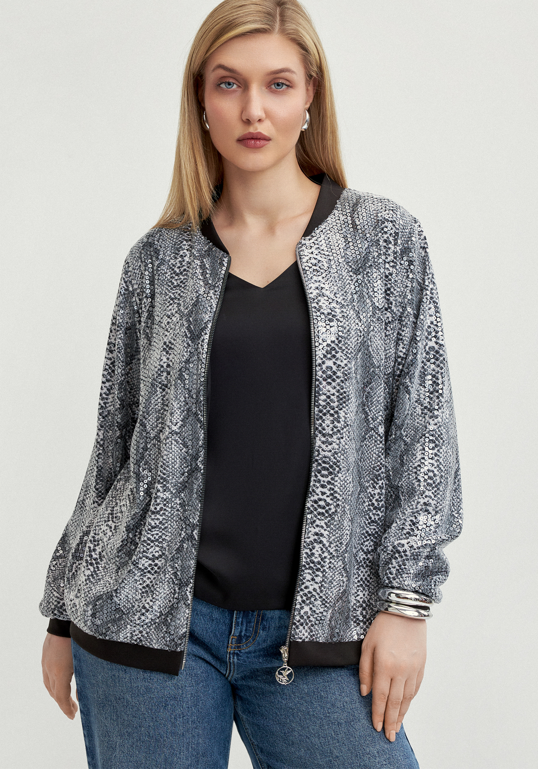 Бомбер с пайетками на подкладке 3999₽