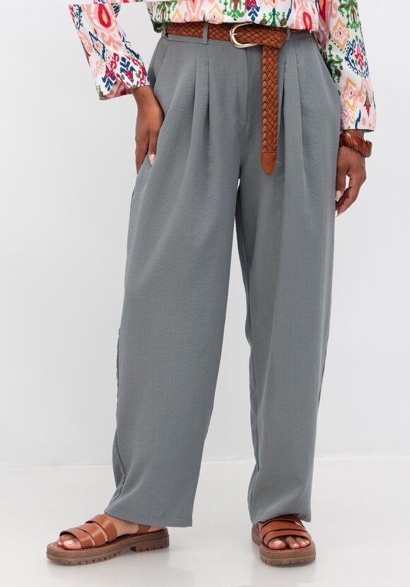 Брюки свободного кроя с защипами на поясе шир.  580, рис. 1