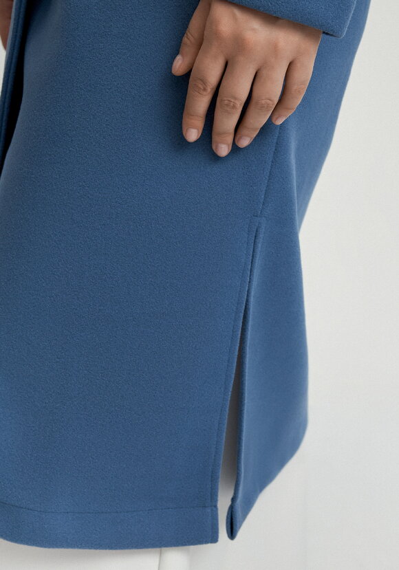 Пальто удлиненное на запах с разрезами шир.  580, рис. 18