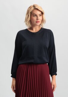 Блуза на пуговицах с декоративными складками