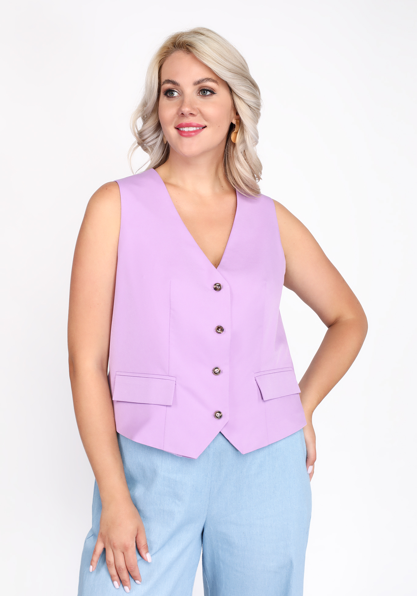 Жилет приталенный на пуговицах с карманами