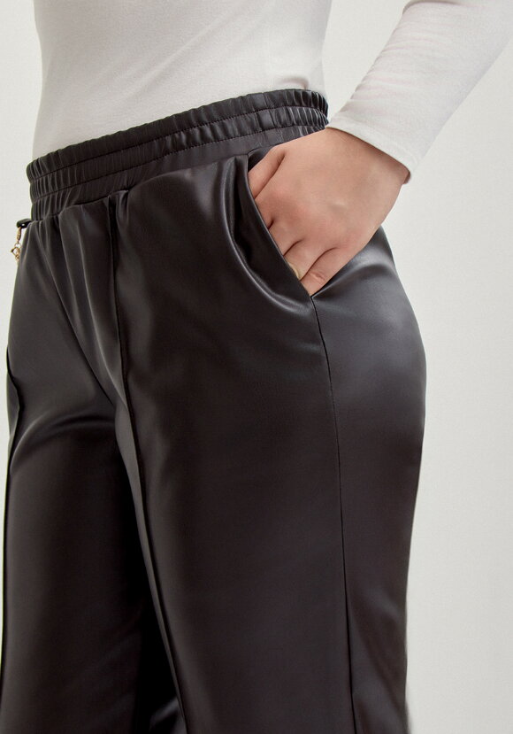 Брюки на резинке по поясу из экокожи шир.  580, рис. 6