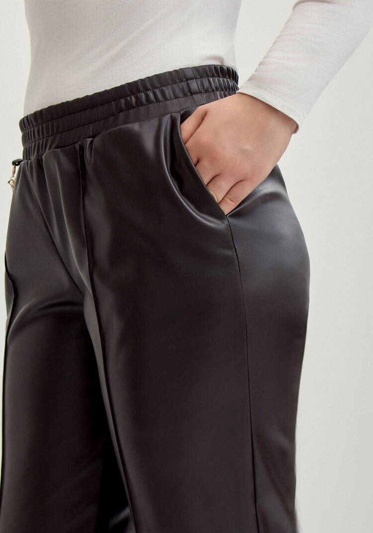 Брюки на резинке по поясу из экокожи шир.  750, рис. 6