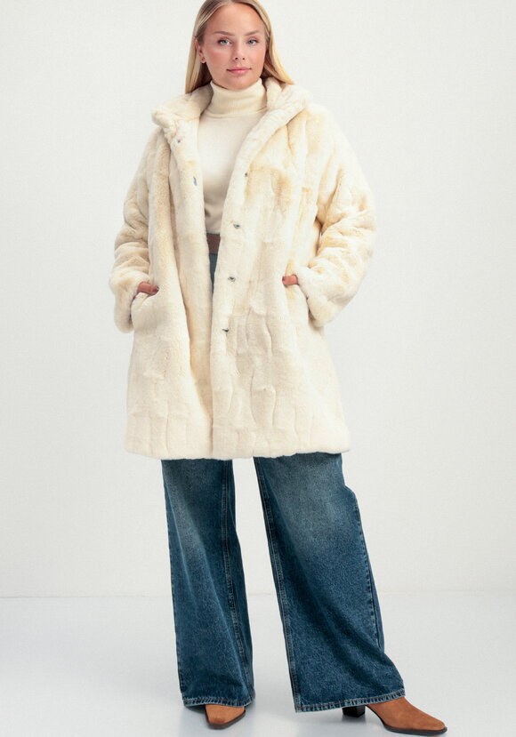 Шуба длины миди с брошью на воротнике шир.  580, рис. 18