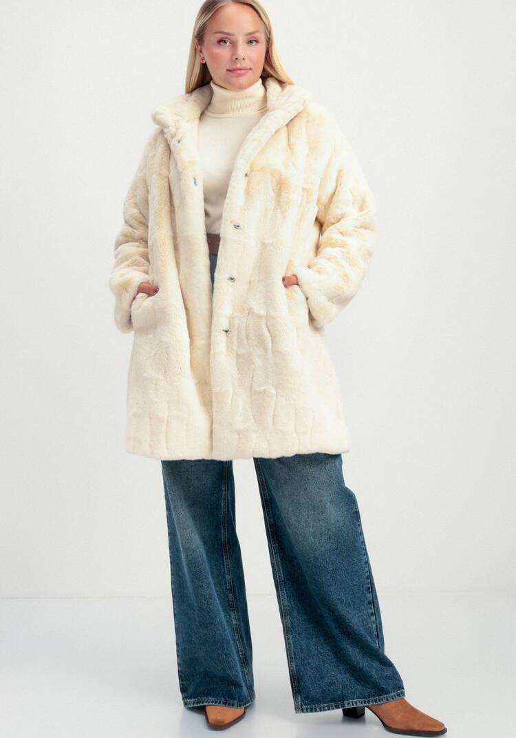 Шуба длины миди с брошью на воротнике шир.  750, рис. 18