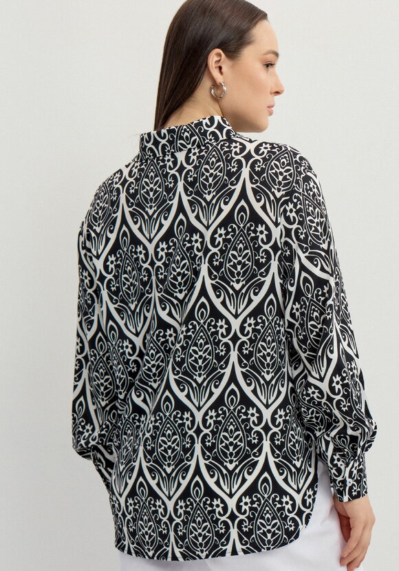 Рубашка на пуговицах с графическим принтом шир.  580, рис. 9