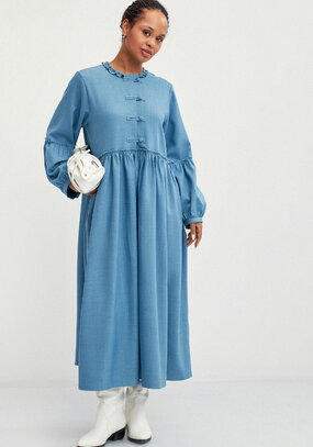 Платье с обьемными рукавами