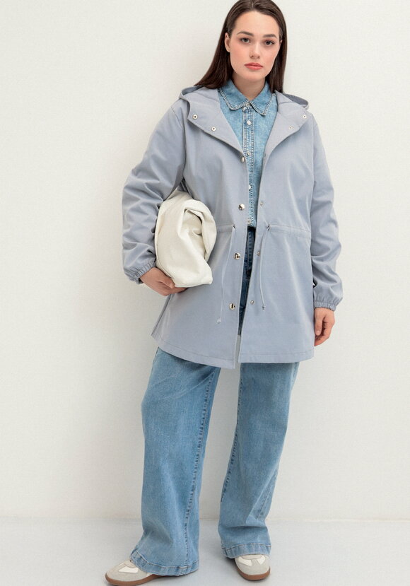 Ветровка с капюшоном и талии на кулиске шир.  580, рис. 35