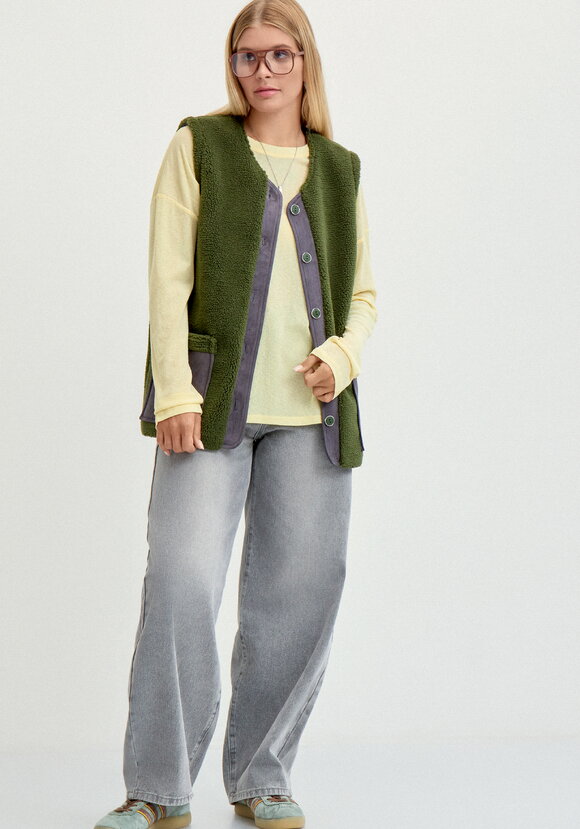 Жилет с отделкой из замши шир.  580, рис. 8