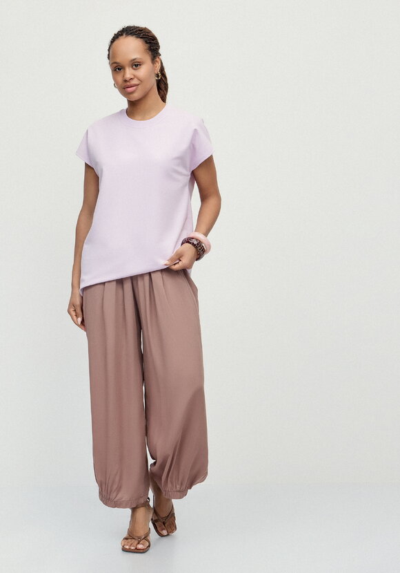 Футболка из трикотажа со спущенным плечом шир.  580, рис. 22