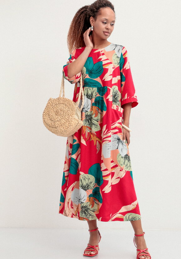 Платье из штапеля с тропическим принтом шир.  580, рис. 17