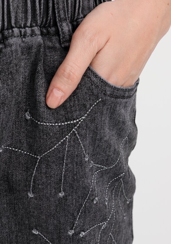 Джинсы с вышивкой Вечерняя прогулка шир.  580, рис. 11