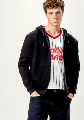 Толстовка с декоративной нашивкой на кармане