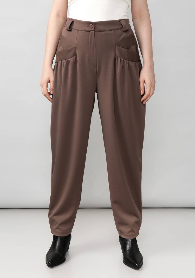 Брюки женские со сборкой на карманах шир.  750, рис. 11