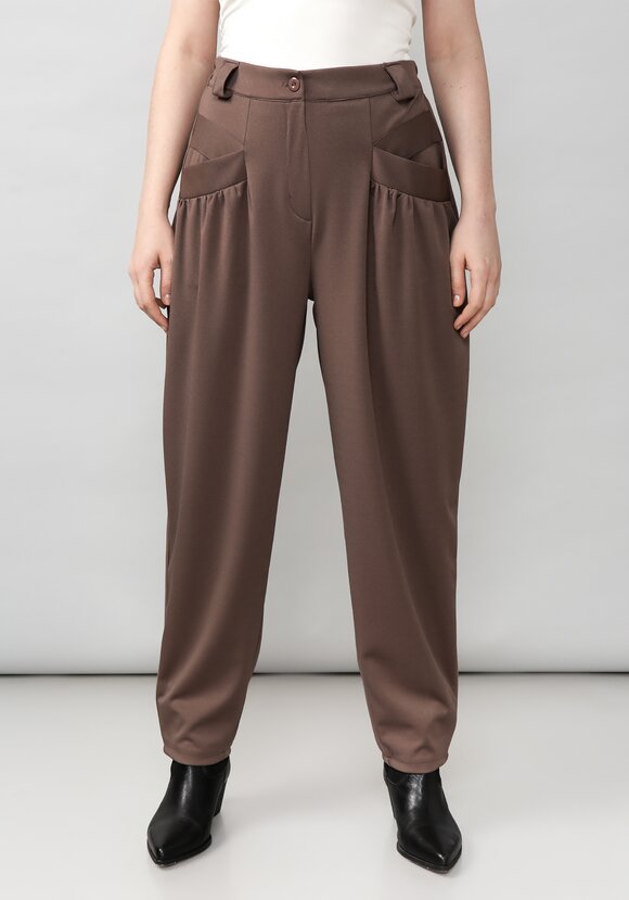 Брюки женские со сборкой на карманах шир.  580, рис. 11