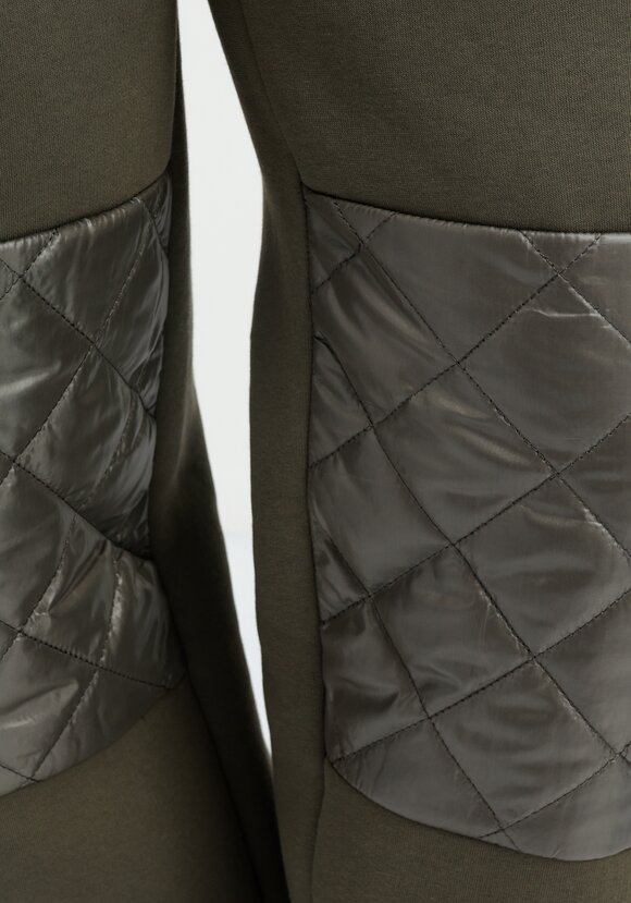 Брюки со вставками из стёганой ткани шир.  580, рис. 21