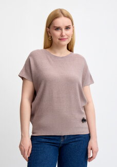 Джемпер с оригинальным вырезом без рукава