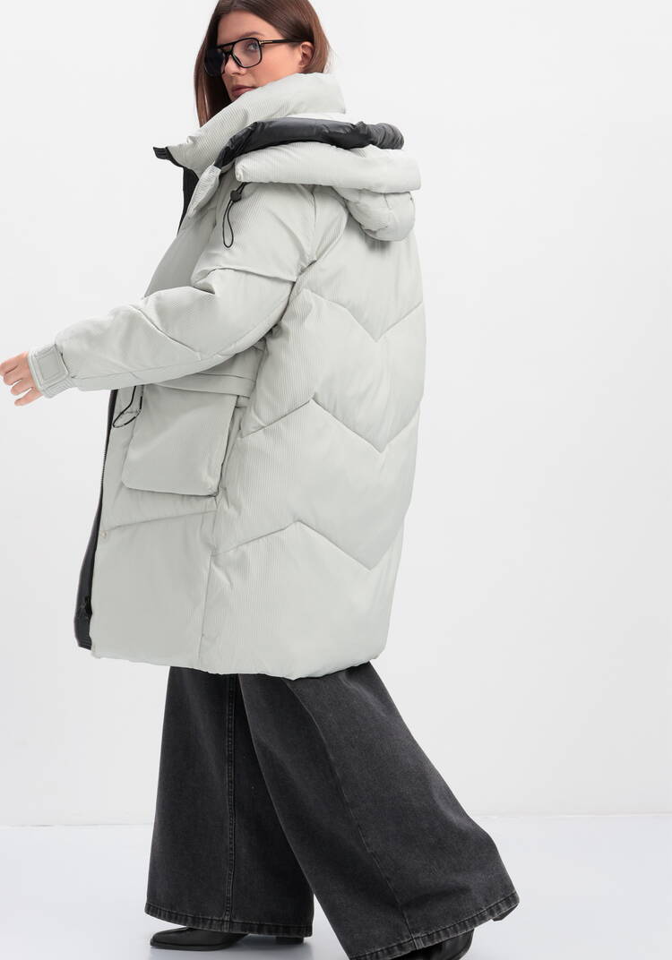 Пуховик с капюшоном и объемными карманами шир.  750, рис. 29